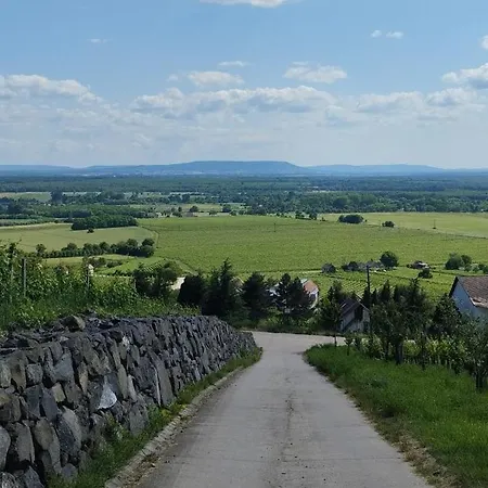 Nyaraló Kádárok Vendégháza A Somló-hegyen