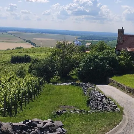 Nyaraló Kádárok Vendégháza A Somló-hegyen